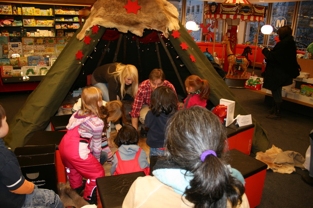 gal/2010/2010 Saitentwist Mayersche Buchhandlung Essen 03.12.Lesezelt Frau Kuehn Verein/2010 Saitentwist Mayersche 03.12. Lesezelt Frau Kuehn Essen 044.jpg